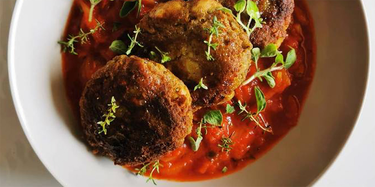 Chickpea meatballs with tomato sauce and aromatic herbs